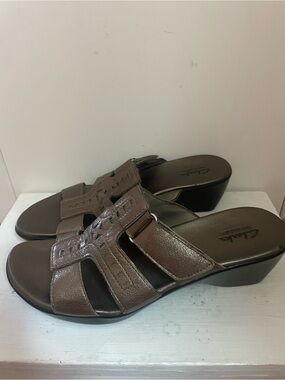 Clarks Women's Brown Leather Slide Sandals 9.5 NOTE PIC of blemish
